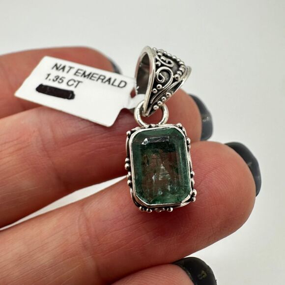 NWT 1.35ct emerald cut Emerald pendant in Bali sterling silver! - Picture 4 of 9